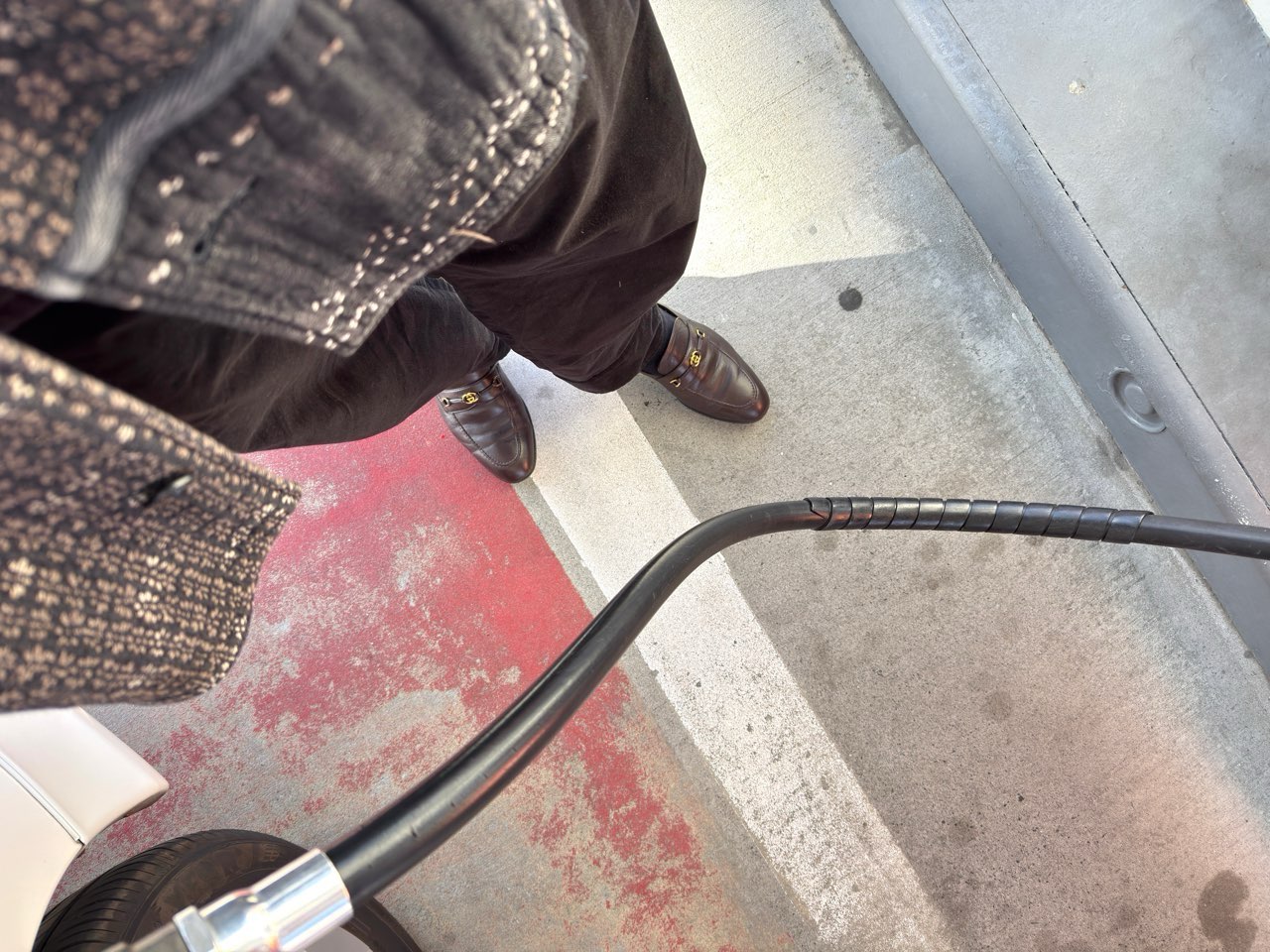 冬のコーディネートに合わせたローファー