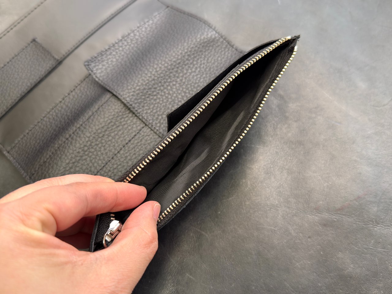 ファスナーポケットの内側