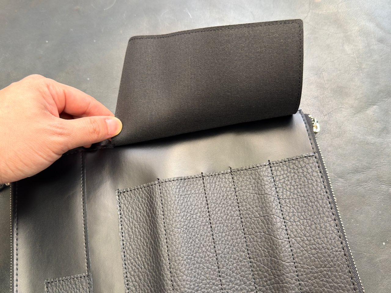 ペン落下防止のフラップ