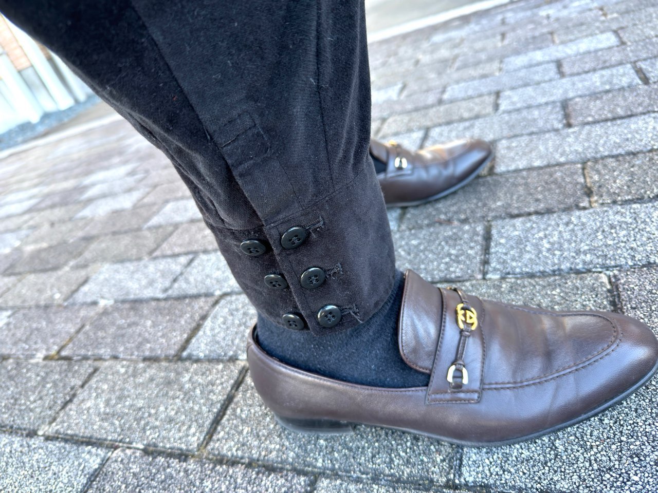 カフスパンツと合わせたグッチのローファー