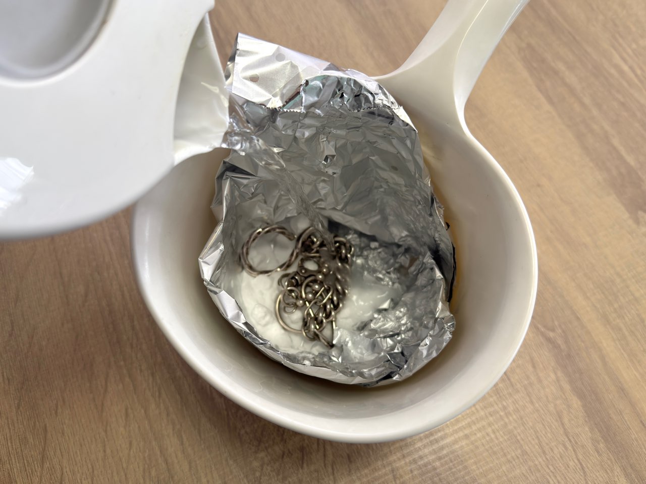 熱湯を注いでいるシルバードリームホルダー