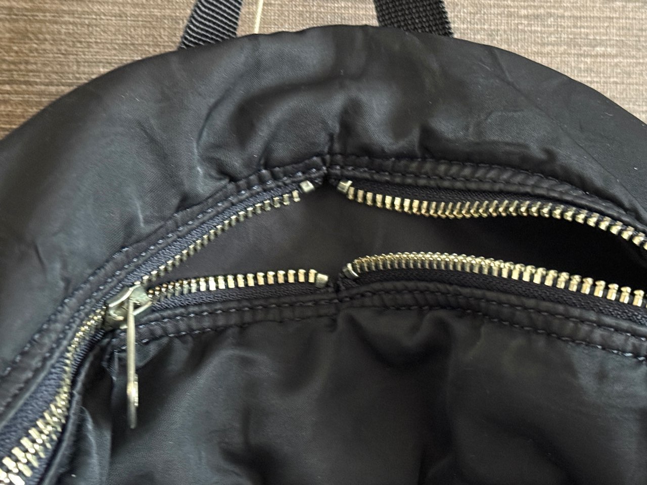 メインポケットのファスナー