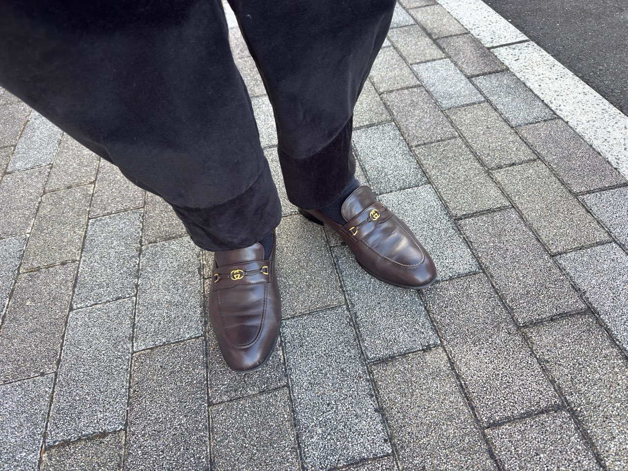 フワフワ生地のパンツに合わせたグッチのローファー