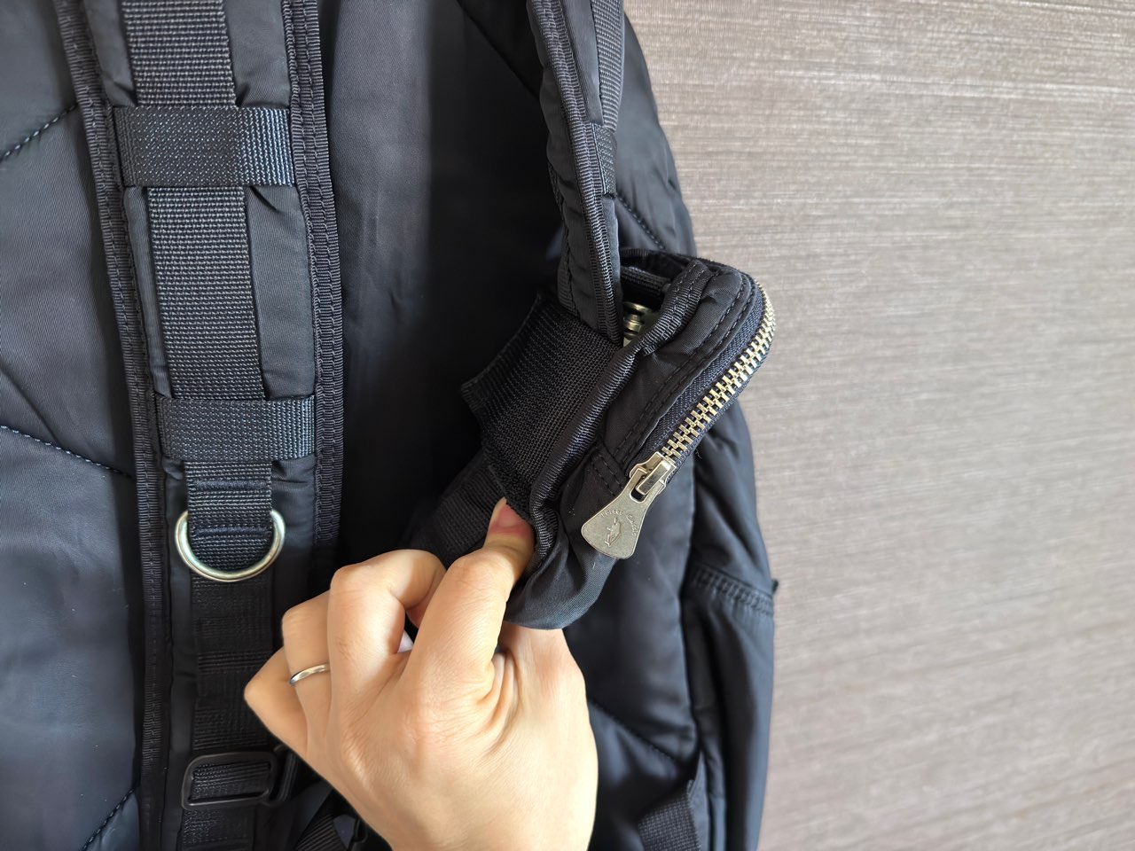 面ファスナーバンドで固定できるポーチ