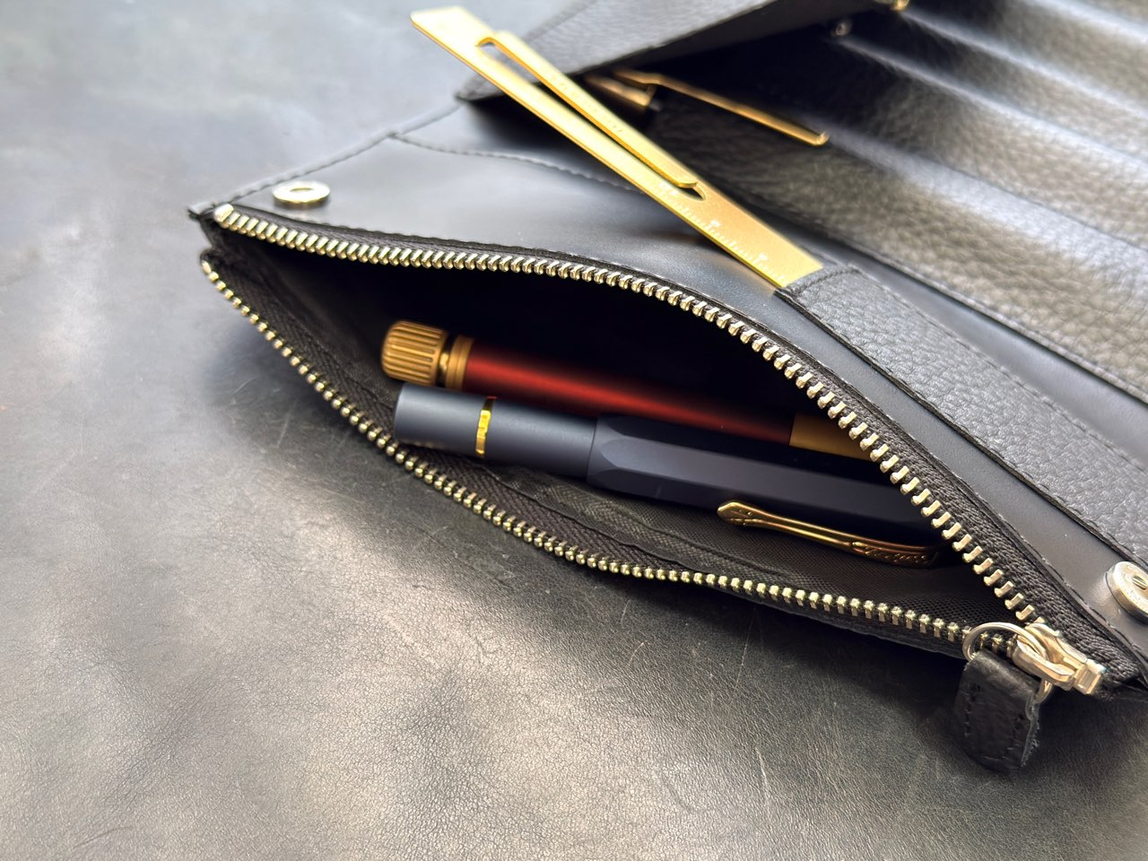 ペンを収納したファスナーポケット