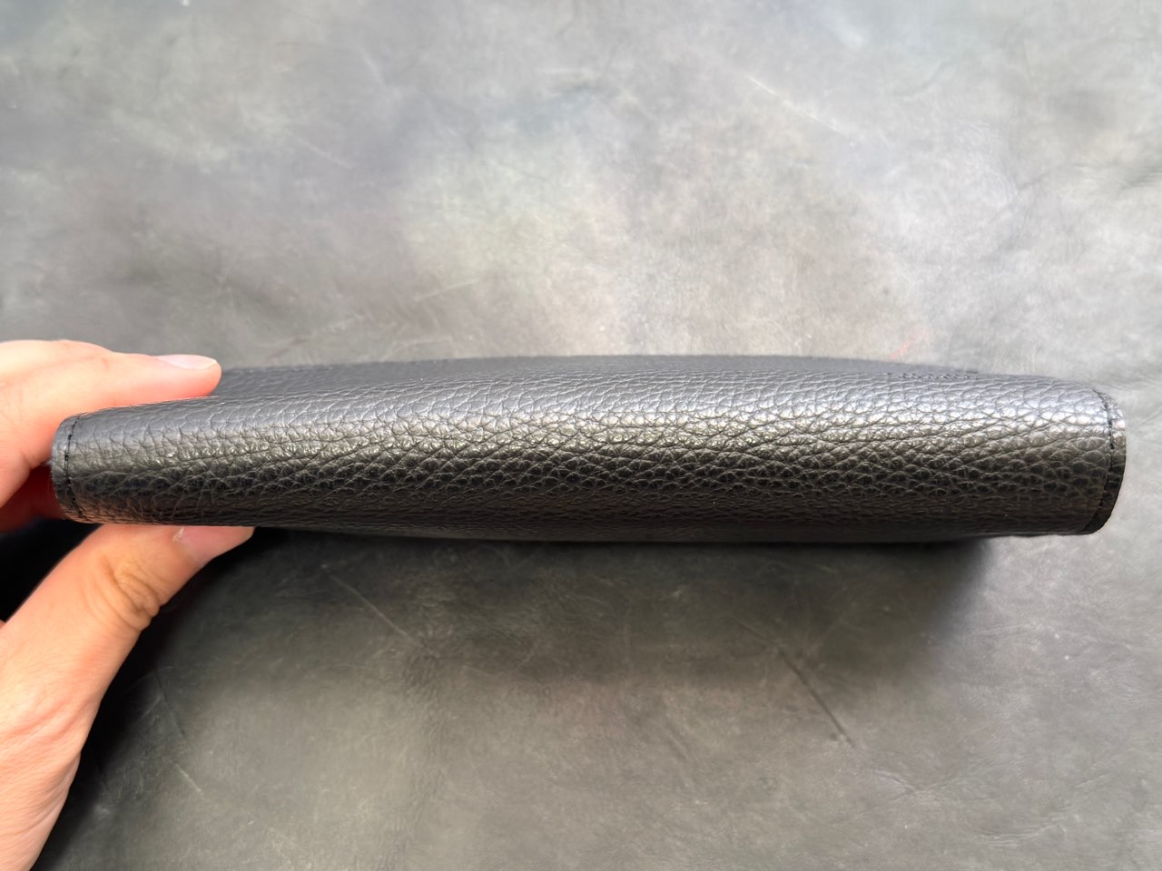 背中から見たベンディペンケースエッセンシャル