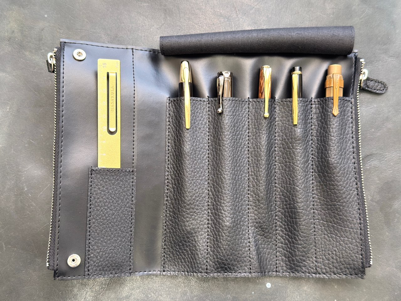 ペン5本と定規1つを収納したベンディペンケースエッセンシャル