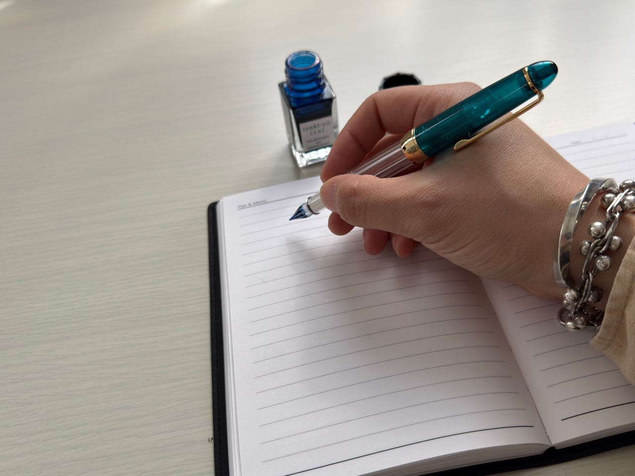 インクをペン先に付けたガラスペン