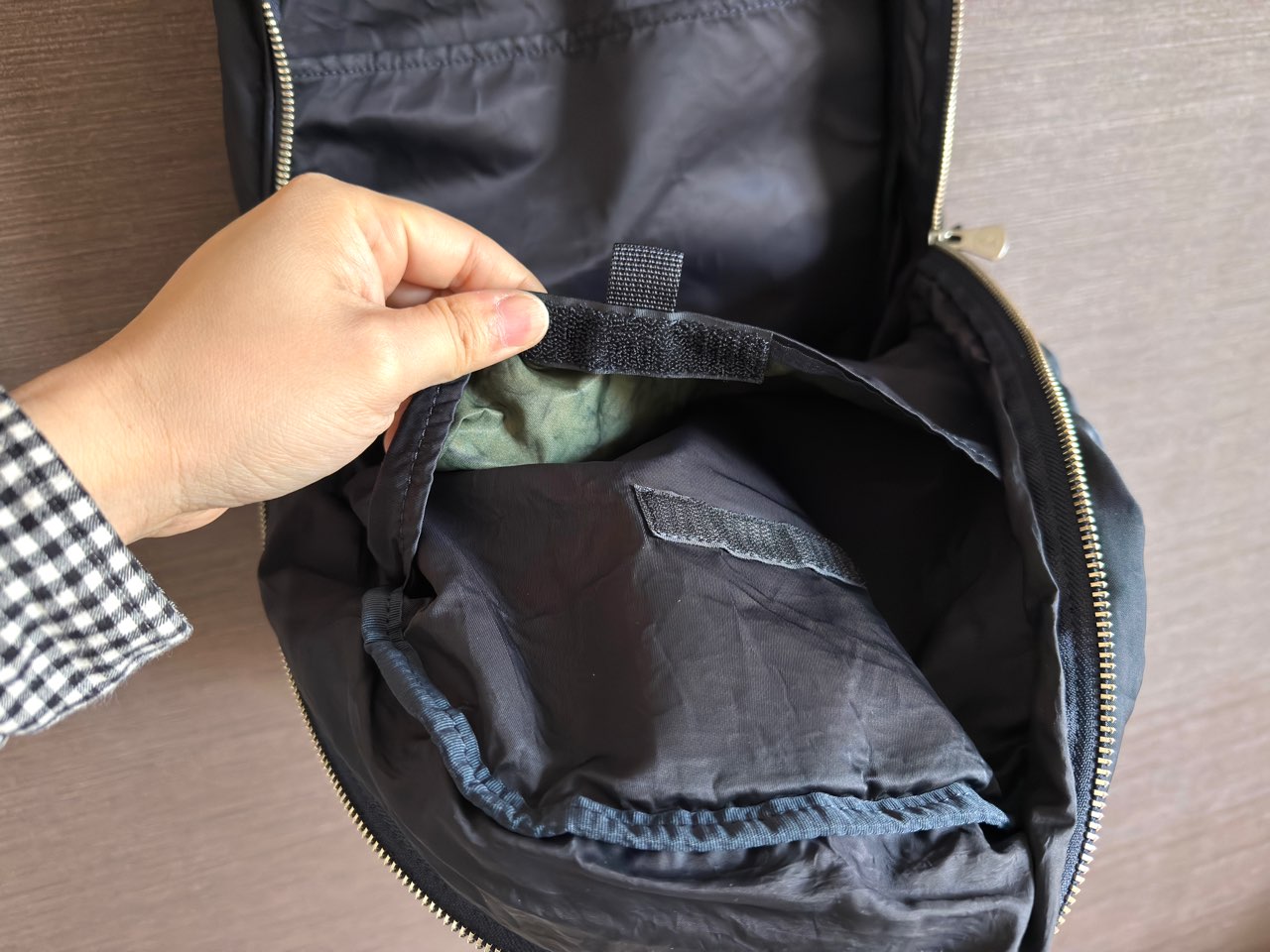 メインポケット内の面ファスナーポケット