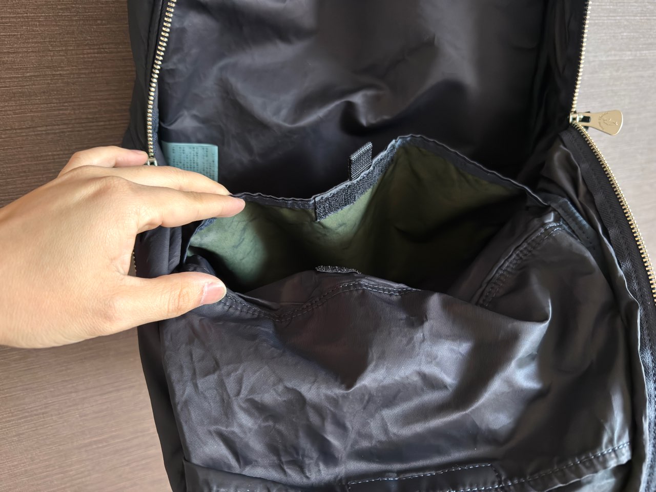 大容量の面ファスナーポケット