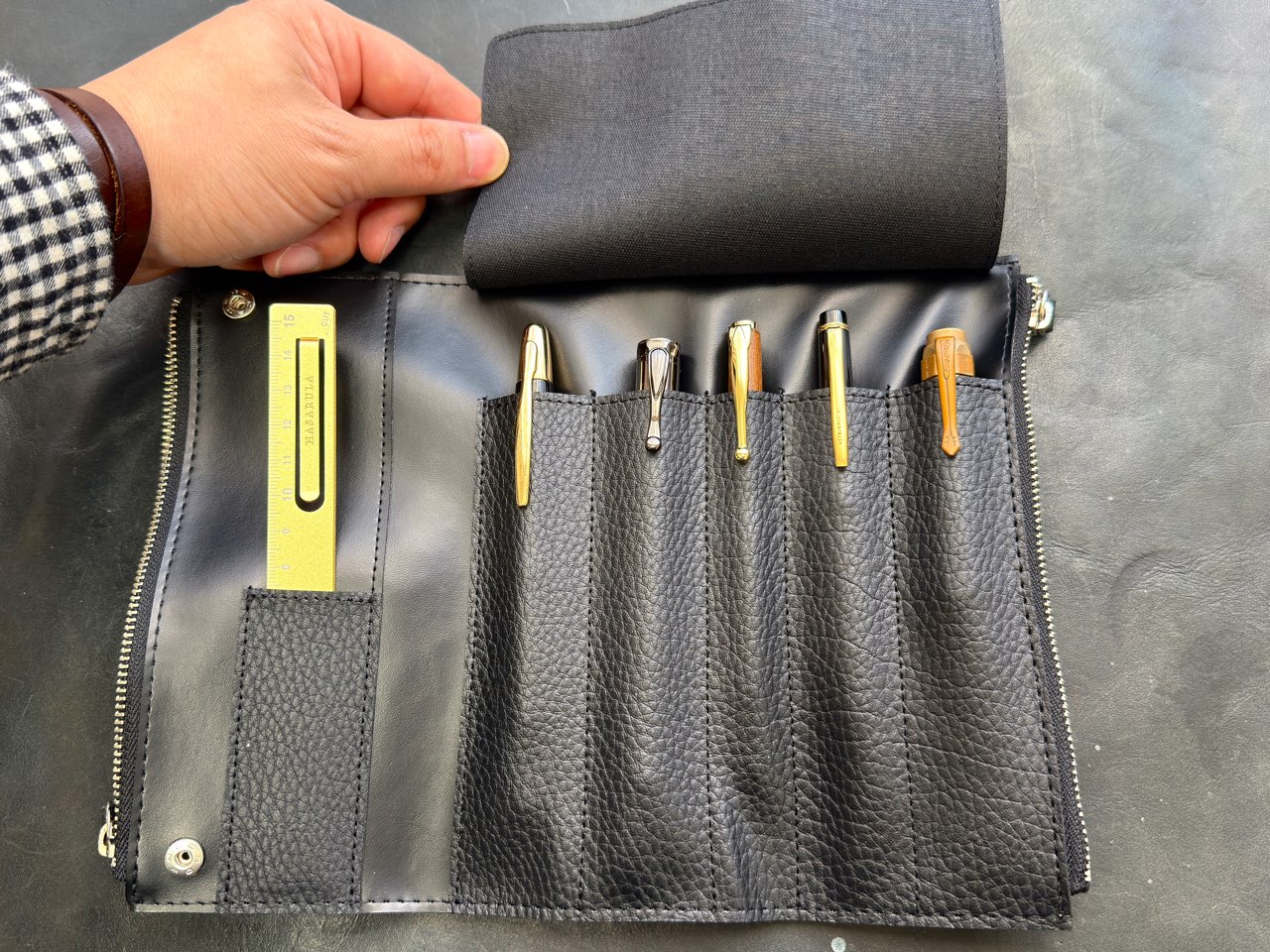 定規とペンを収納したベンディペンケースエッセンシャル