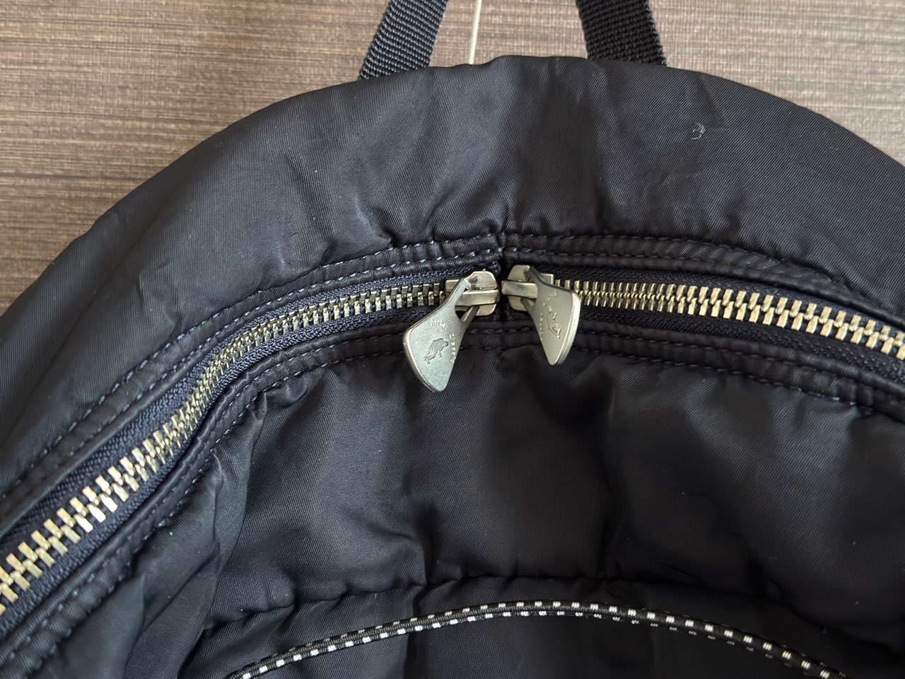 中央に持ち手が2つのメイン収納ポケット