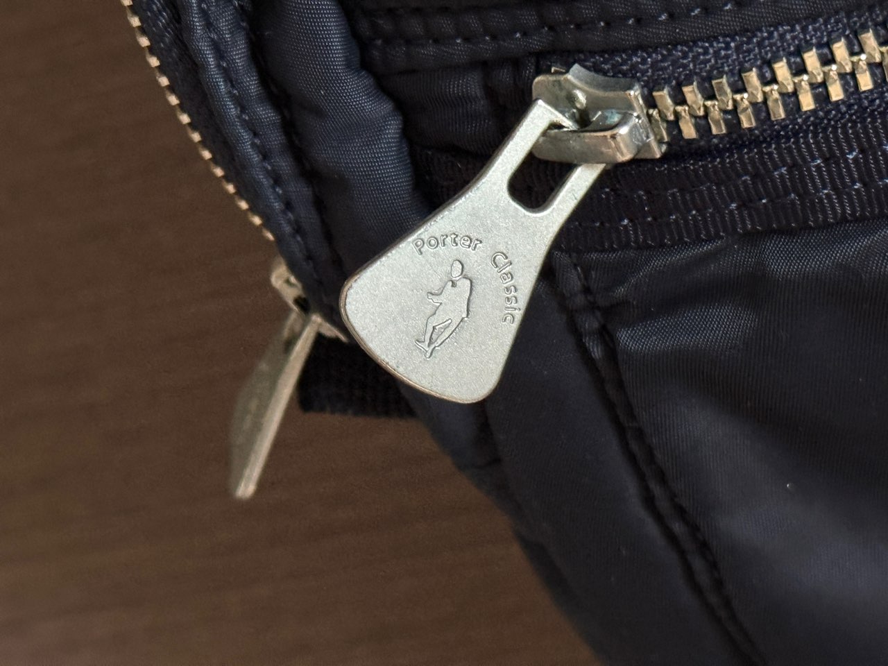 ブランドロゴ入りのメタルファスナー