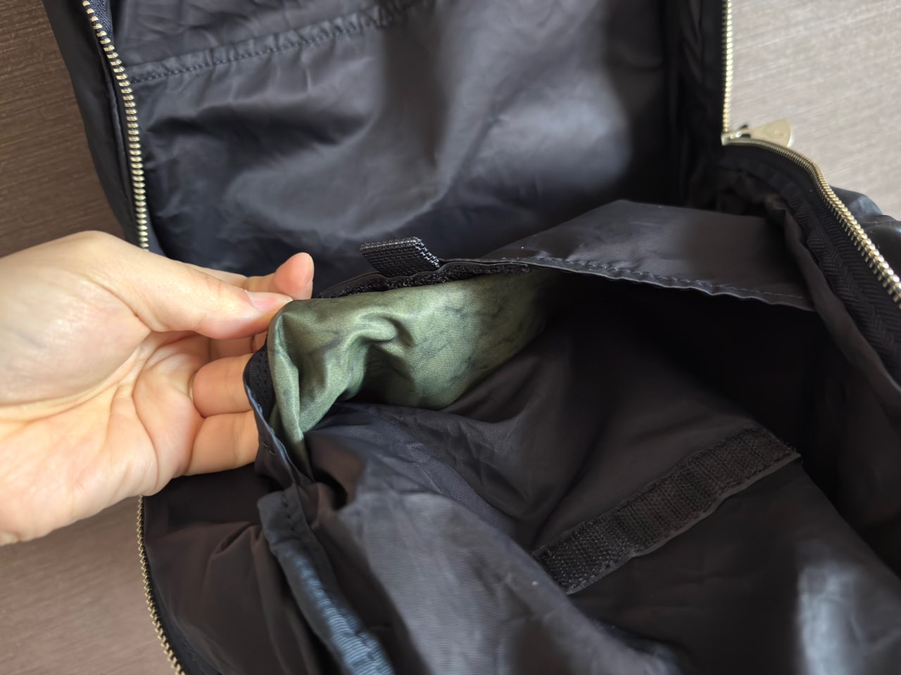 緑味の強いポケット内部