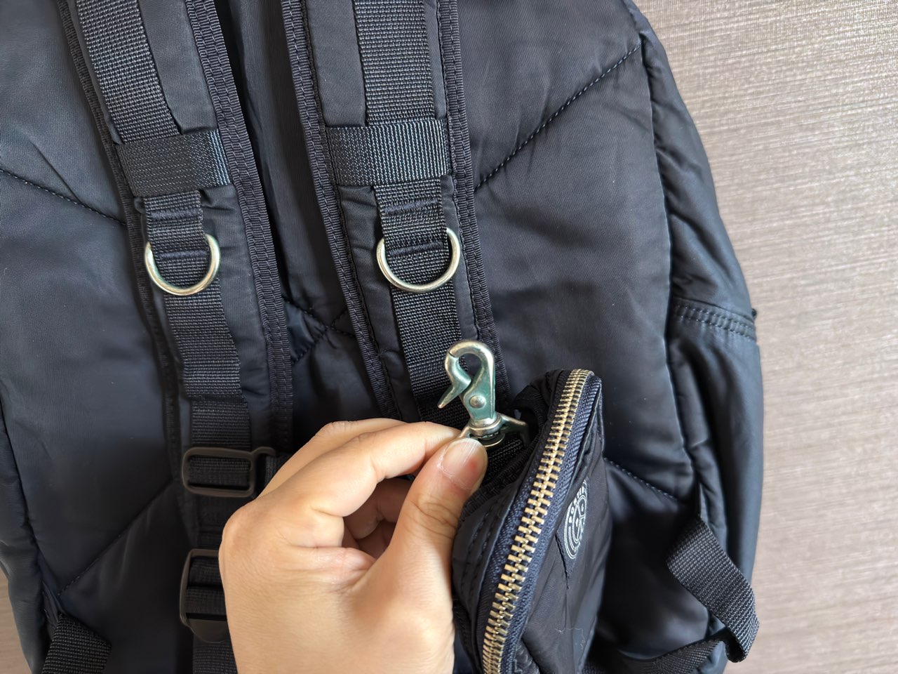 カラビナタイプのポーチ