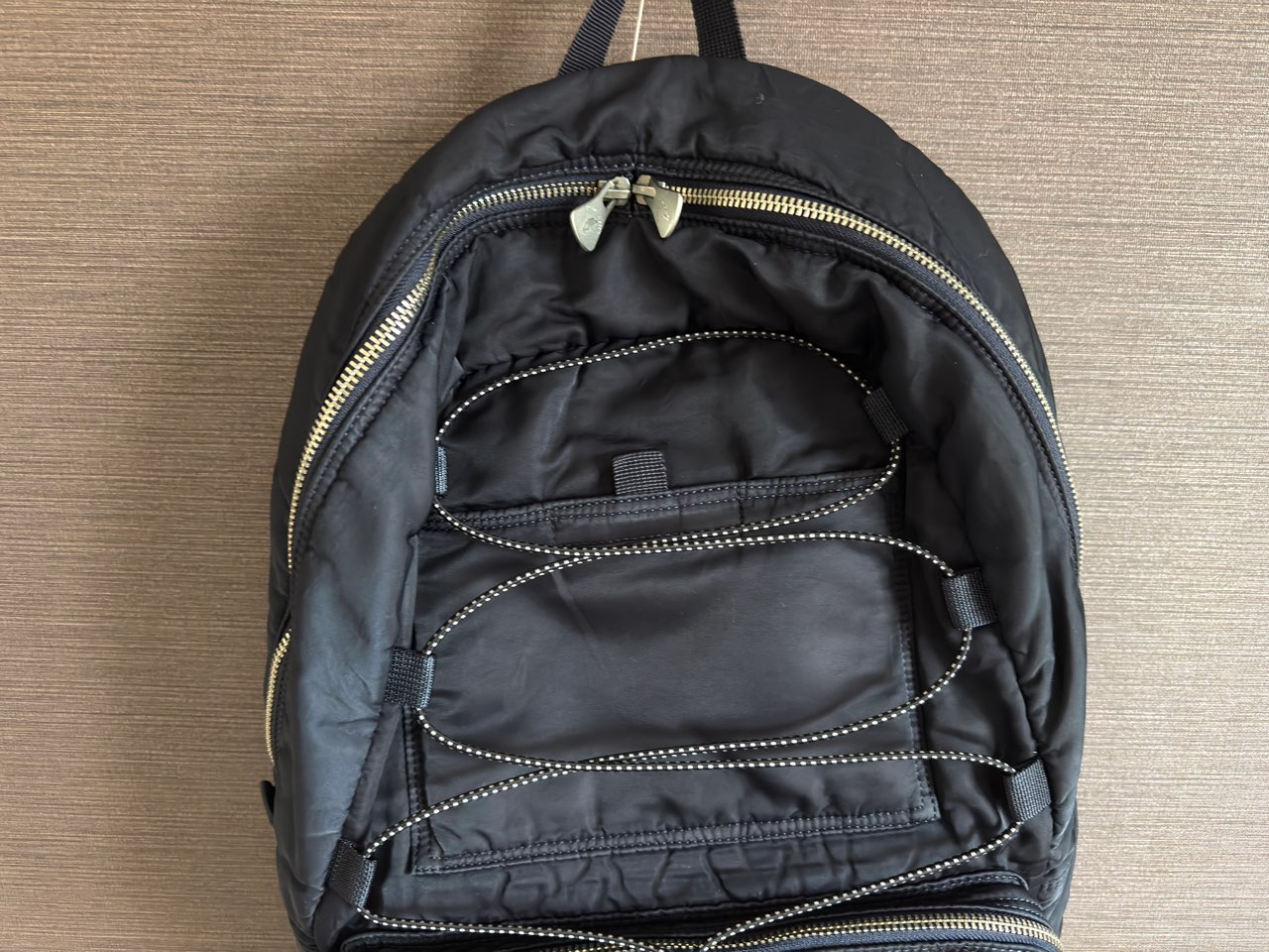 バンジーコードが特徴的なスーパーナイロンデイパックL