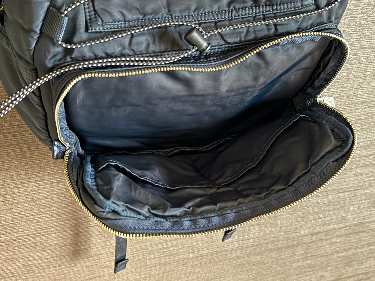 大き目のファスナーポケットとオープンポケット