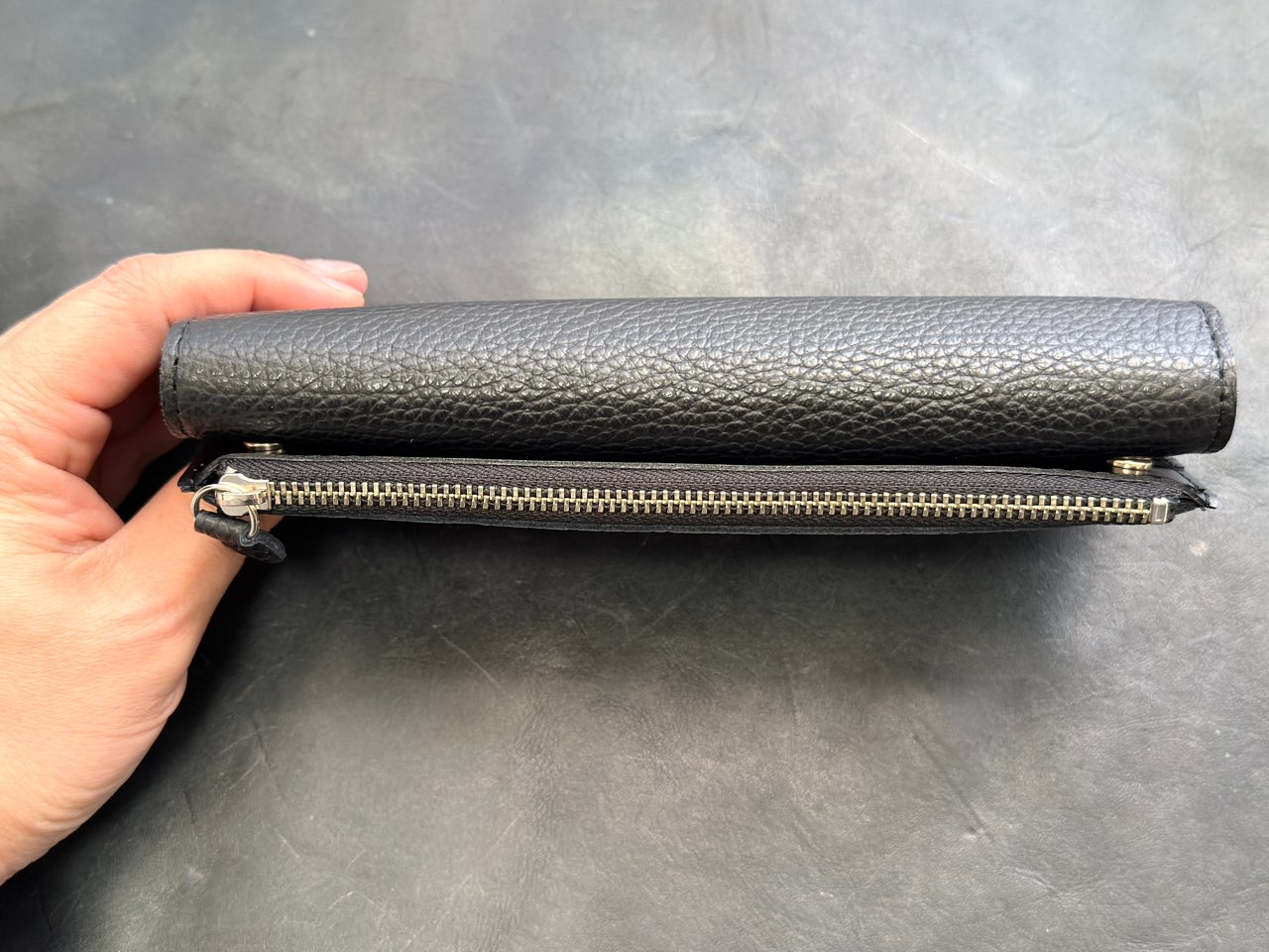 ホック側から見たベンディペンケースエッセンシャル