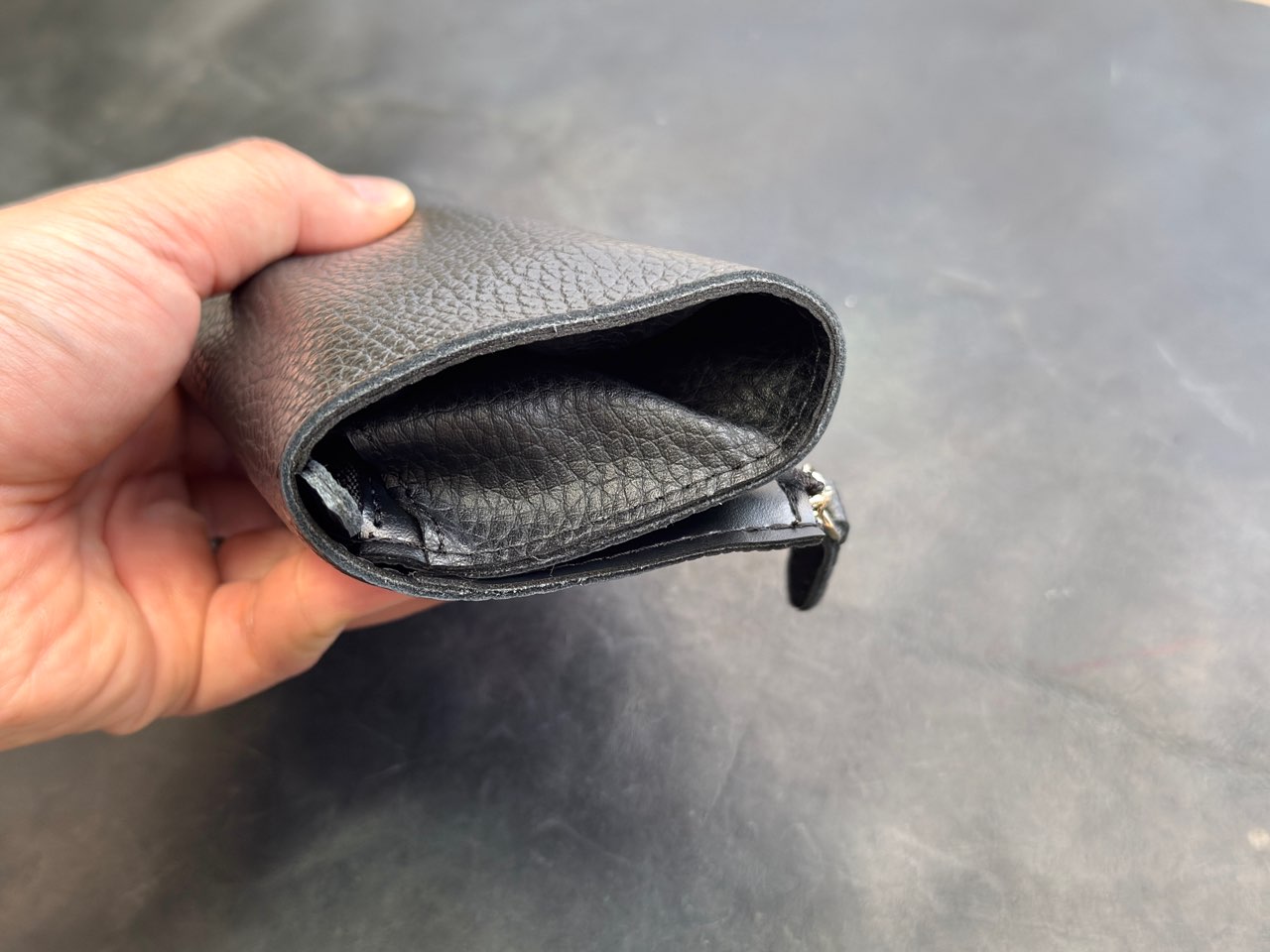 ペンを収納して厚みを増したペンケース