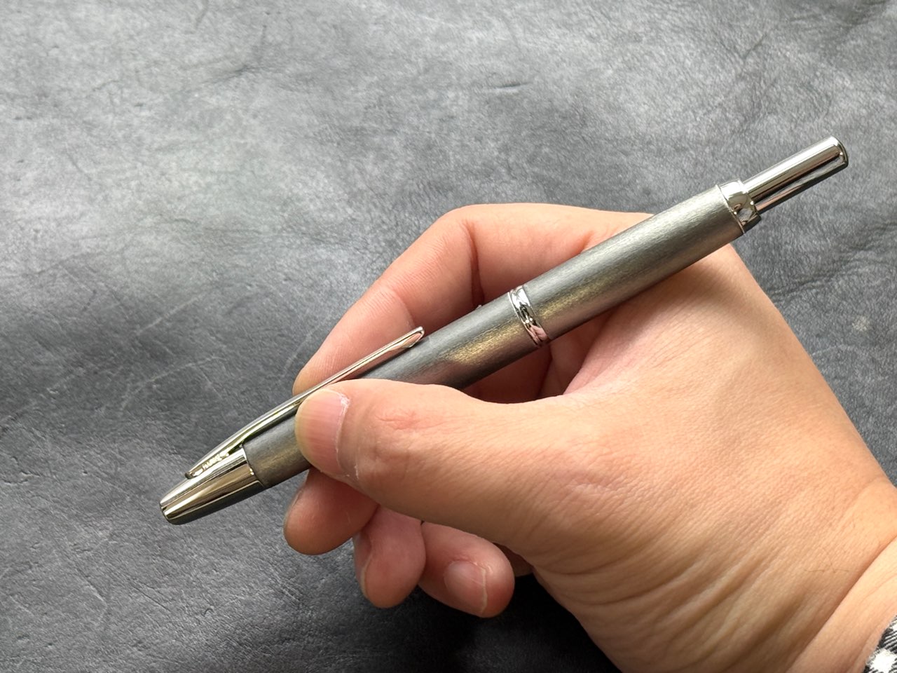 スリムで軽量なキャップレスデシモ