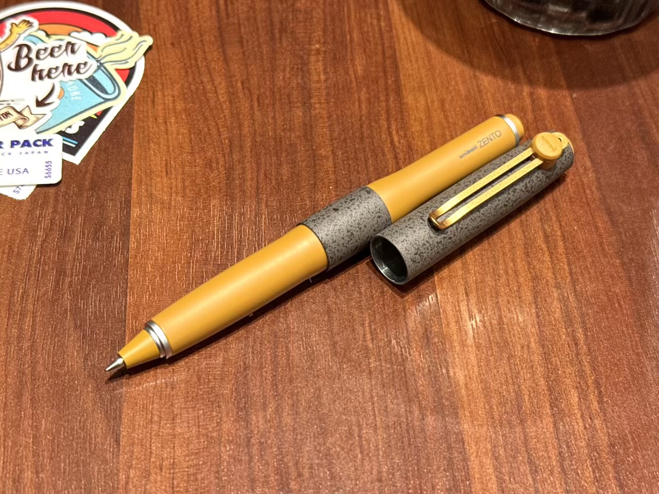 キャップを外したストーンブラスカラーのシグニチャーモデル