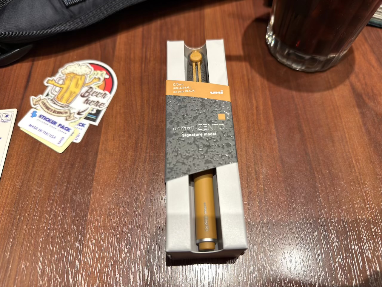 ユニボールゼントシグニチャーモデルストーンブラスカラーのパッケージ