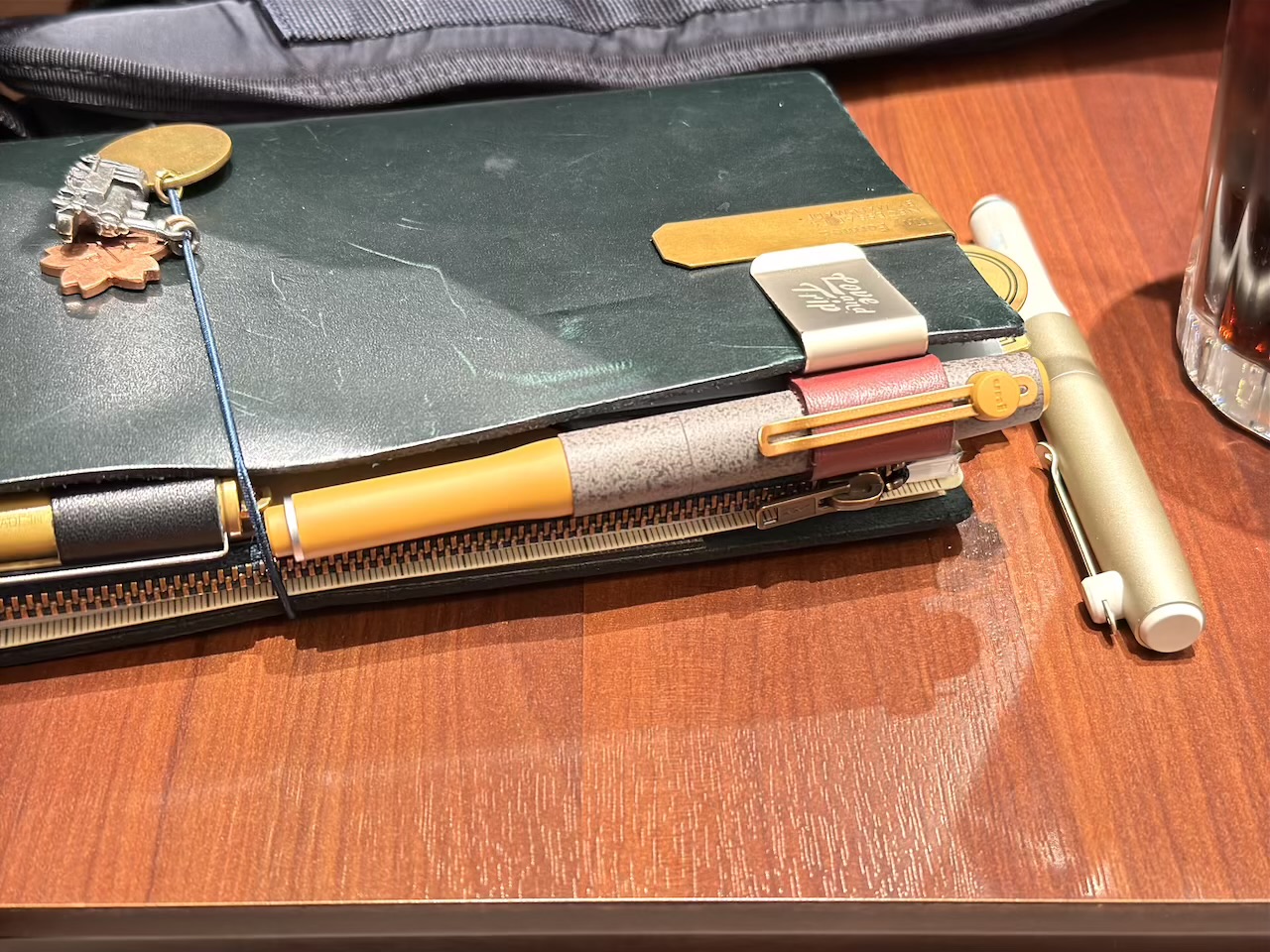 トラベラーズノートにセットしたストーンブラスカラーのシグニチャーモデル