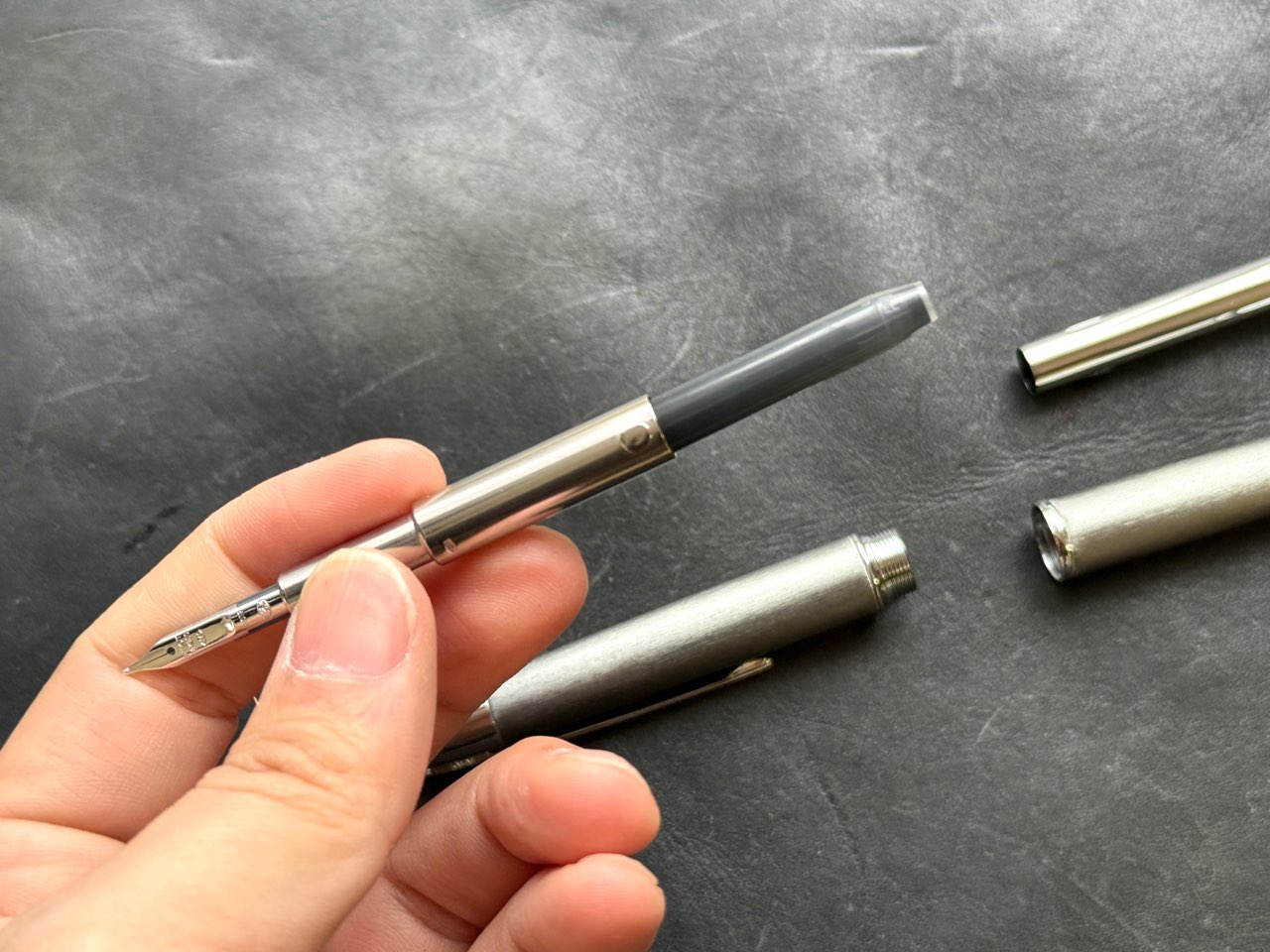 カートリッジをセットしたキャップレスデシモのペン芯
