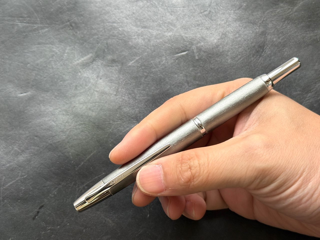 クリップが持ちやすさを高めるキャップレスデシモ