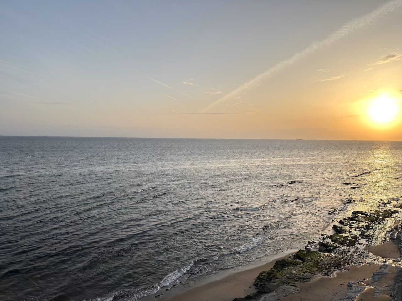 夕日が差す伊勢湾