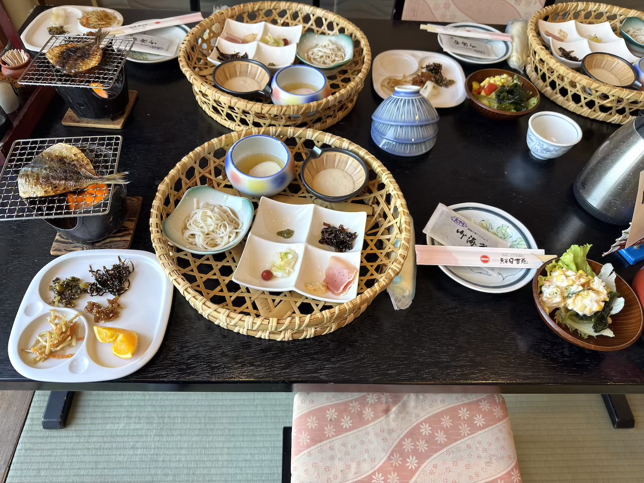 サラダバーで取り分けた後の朝食膳