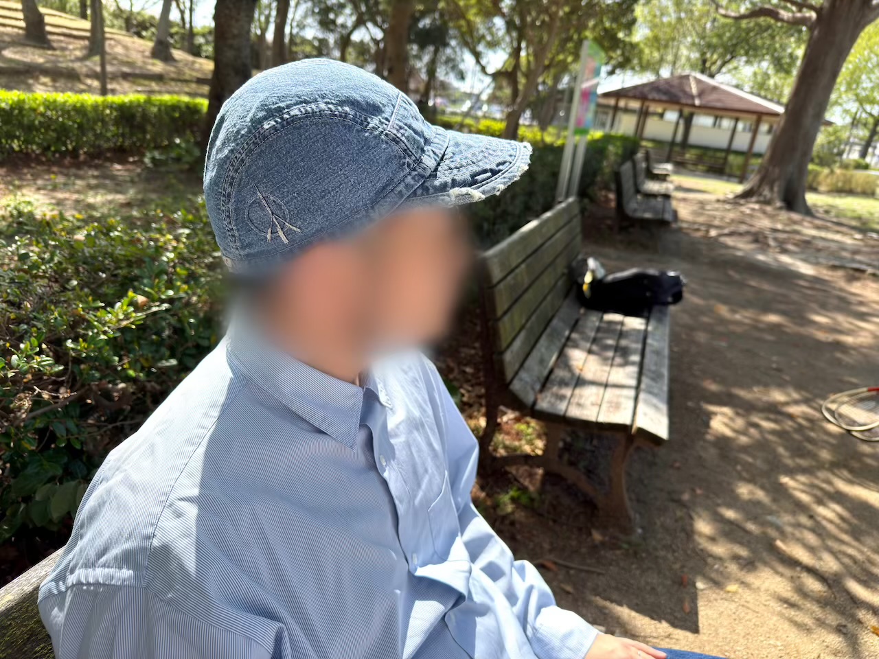 かぶった状態のキャナリィロウベースボールキャップ