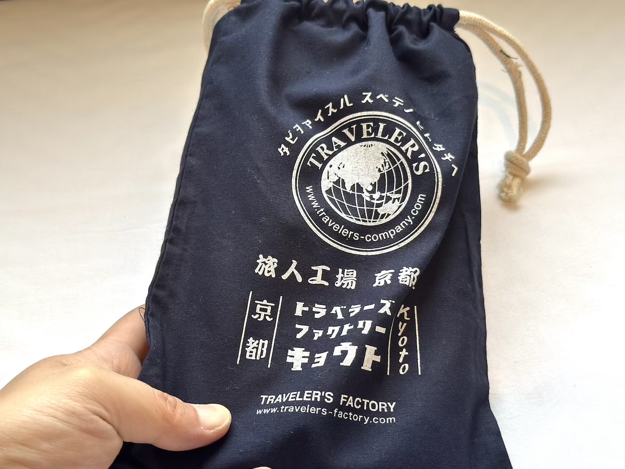 トラベラーズノートを収納したコットンバッグ