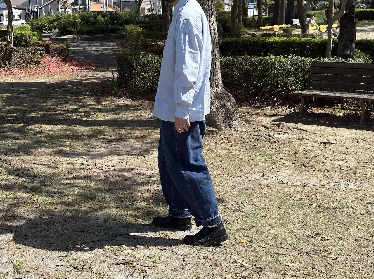 横から見たブロードオーバーサイズシャツ