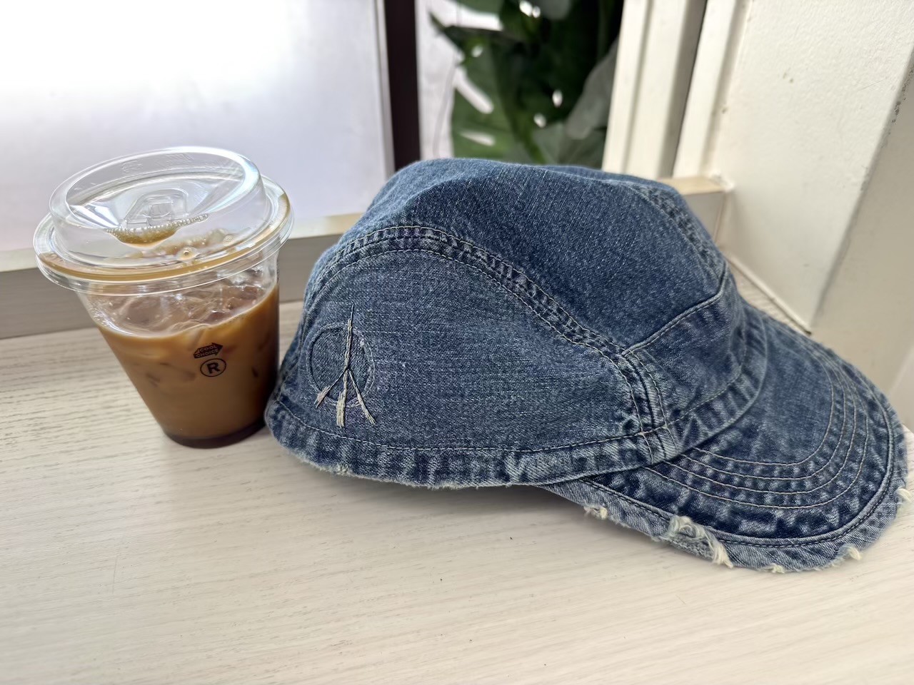 コーヒーとキャナリィロウベースボールキャップ