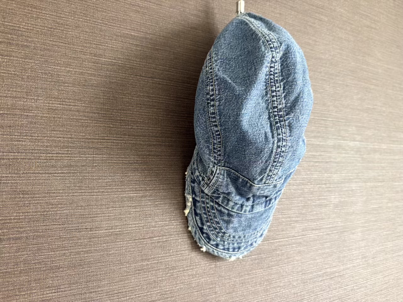 ハングに掛けたキャナリィロウベースボールキャップ