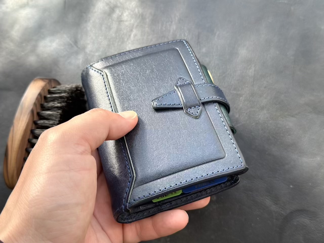 奥行きのある光沢を放つロロマレザー