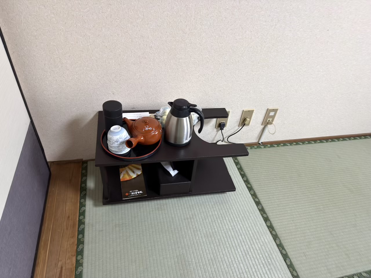 夕食の客室に用意されているお茶