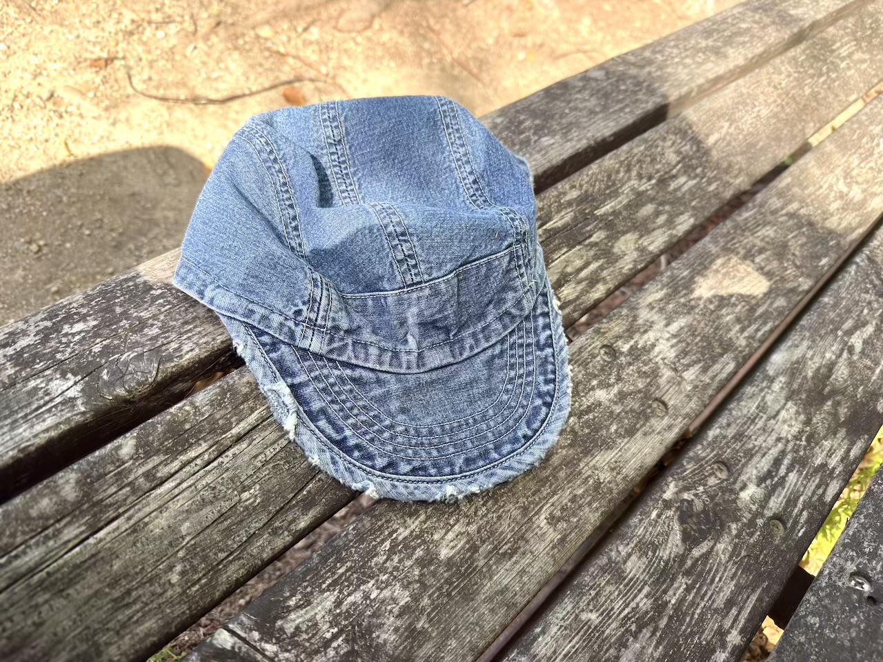 ベンチに置いたキャナリィロウベースボールキャップ