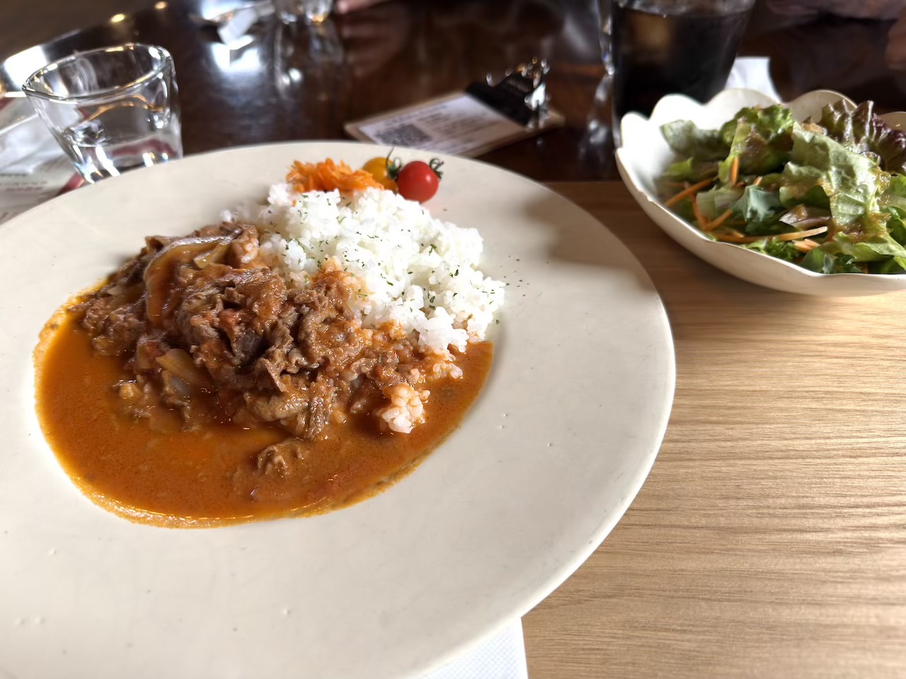 赤レンガ建物内のカフェのハヤシライス