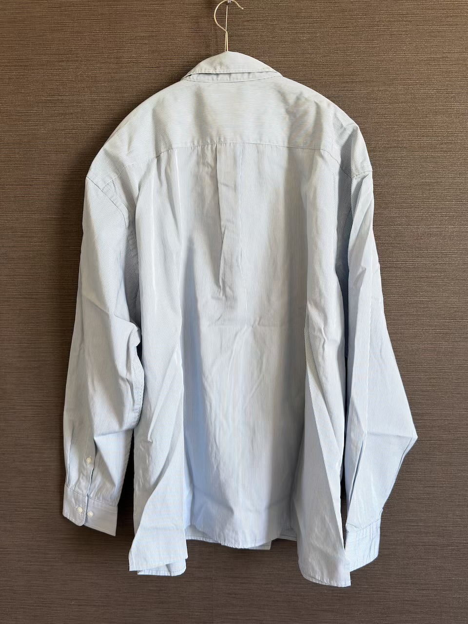 背面から見たブロードオーバーサイズシャツ