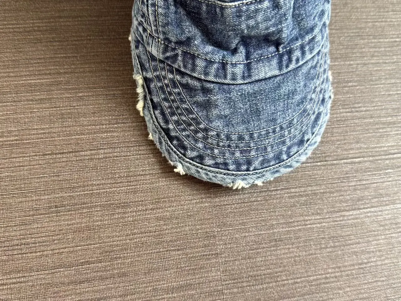 ダメージ加工を施した帽子のつば