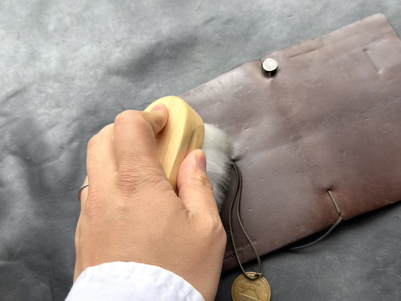 山羊毛ブラシでブラッシング中のトラベラーズノート