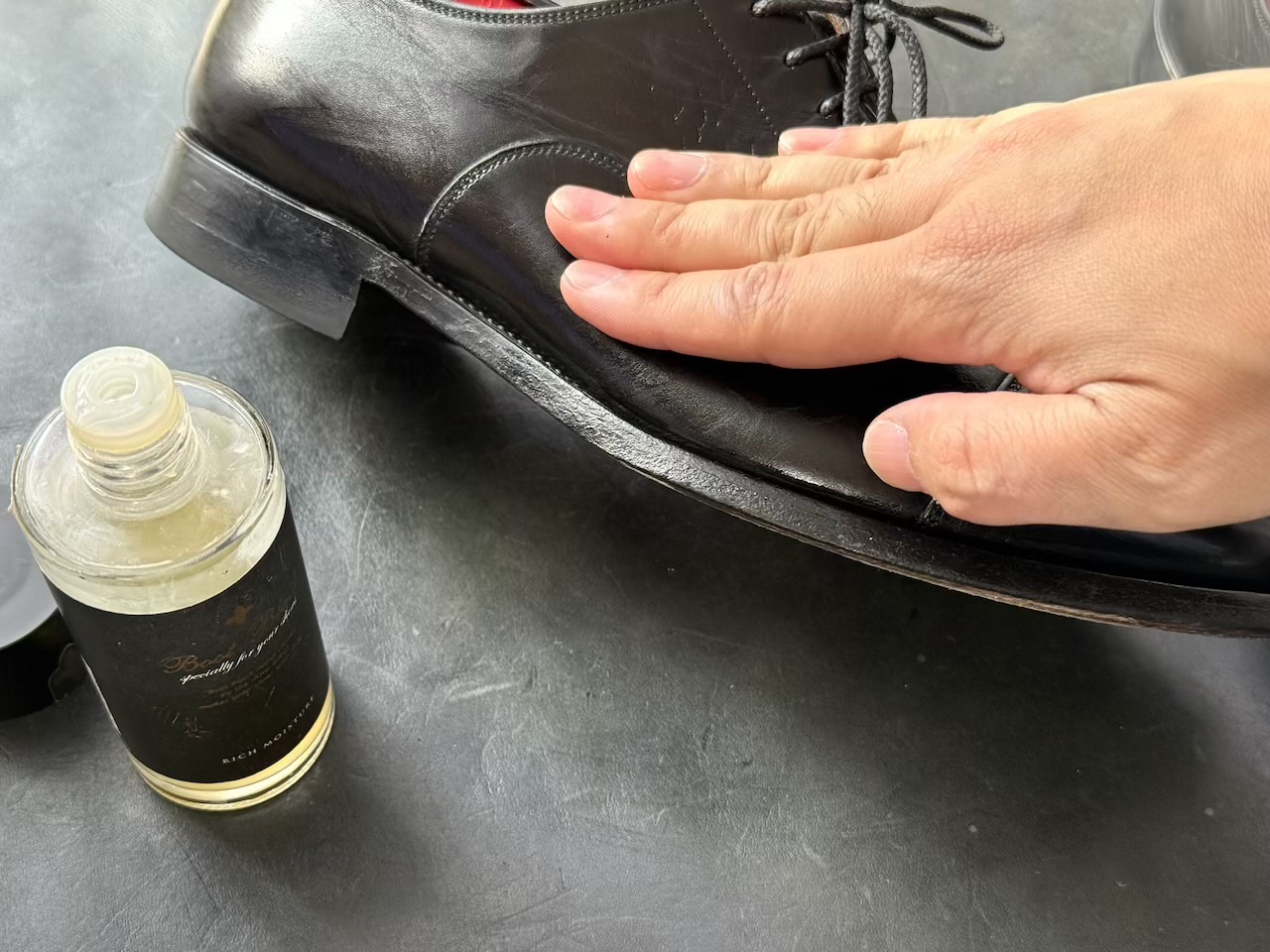 リッチモイスチャーを塗り込んでいる革靴