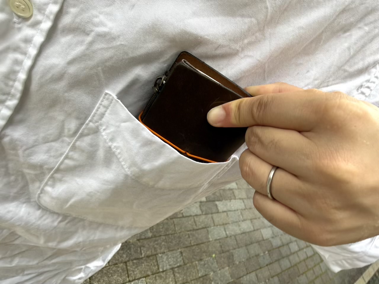 シャツの胸ポケットに収納できるトラベラーズノートカードサイズ