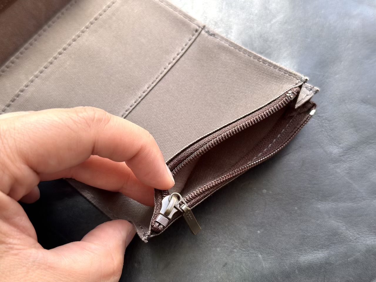 ファスナーを開いたコットンジッパーケース