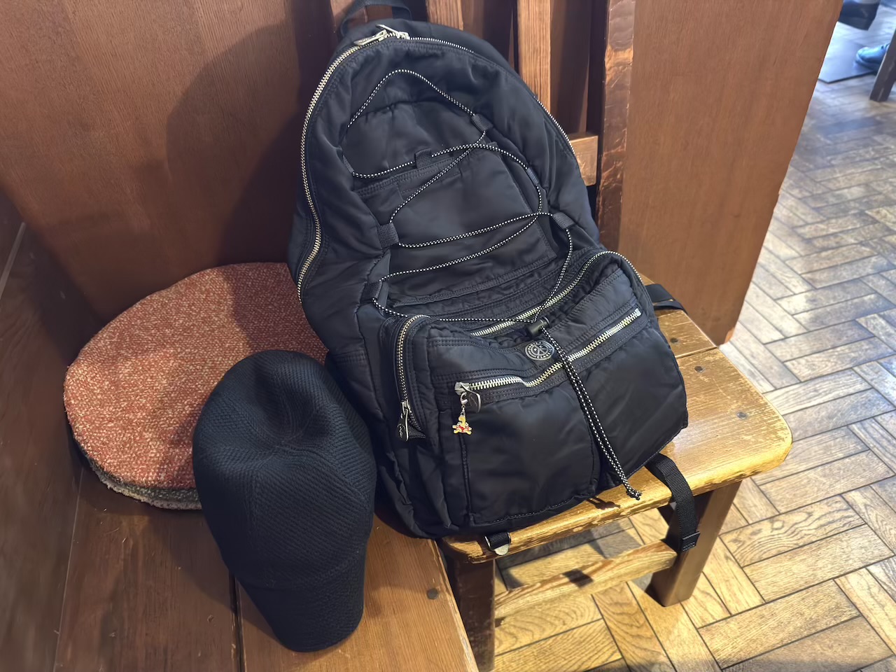 椅子に置いたスーパーナイロンデイパック