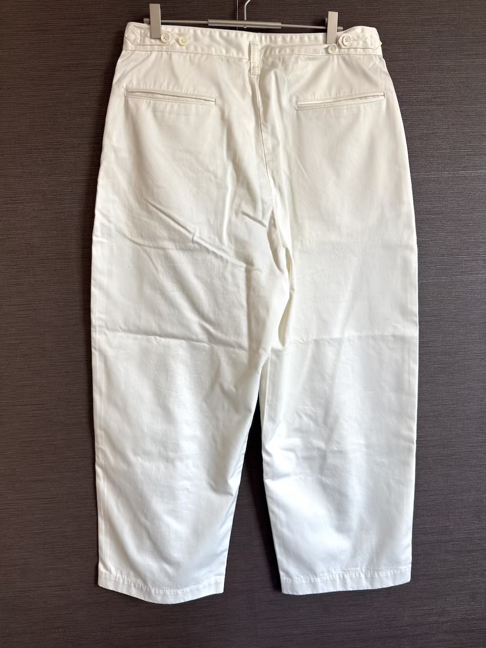 背面から見たサマーチノジーンケリーパンツ