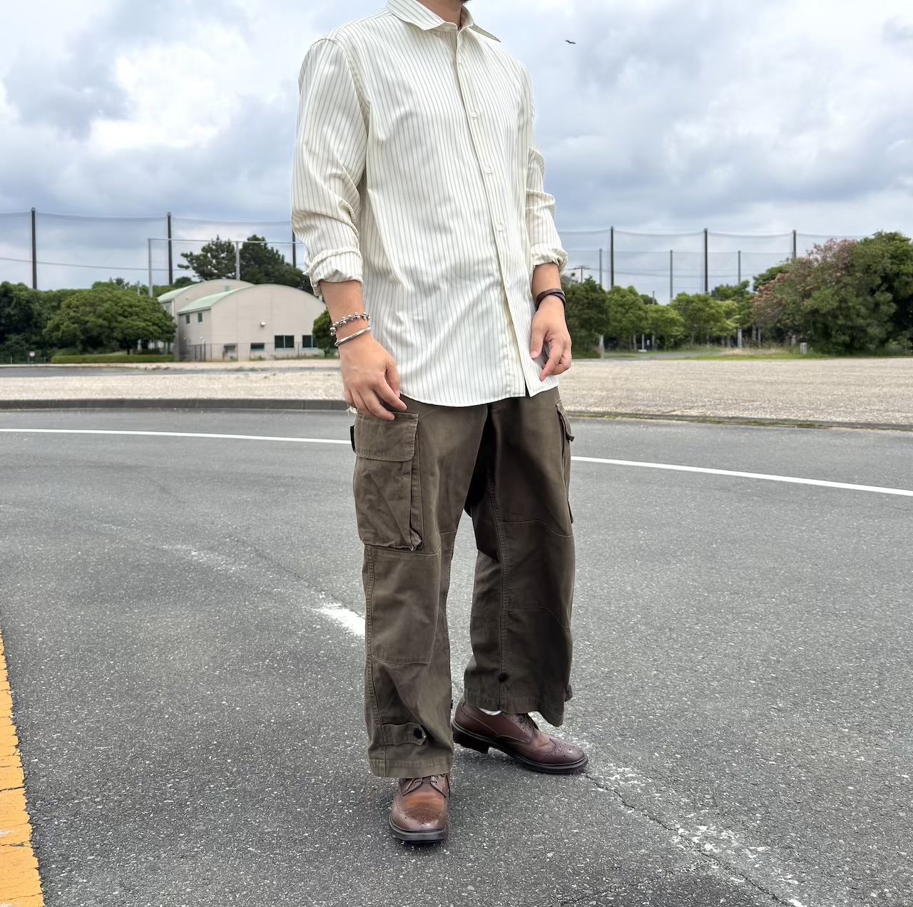 ロールアップしたスーパーファインウールストライプシャツ