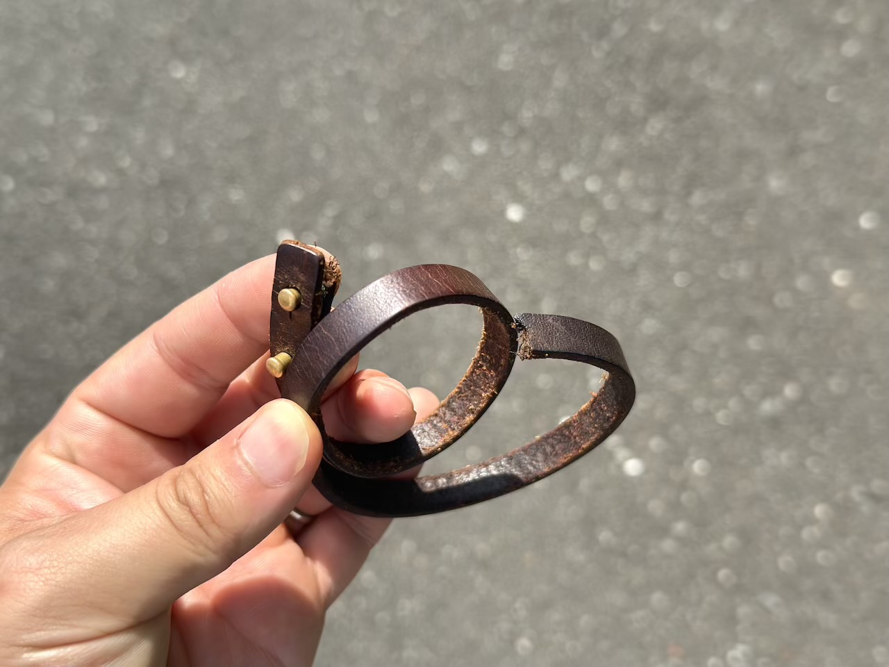 切れたレザーブレスレット